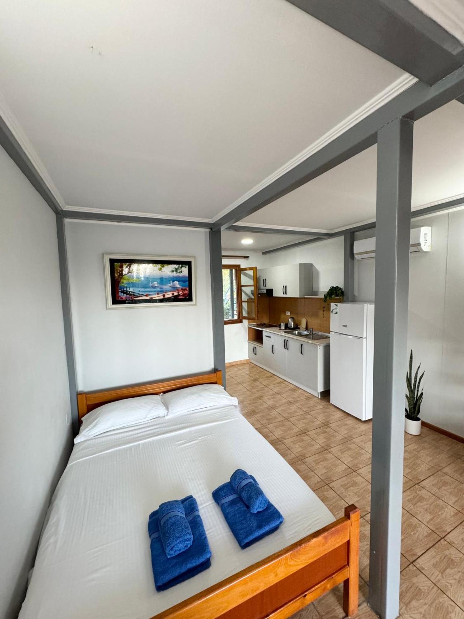 Guesthouse Rondo Himare Exterior photo